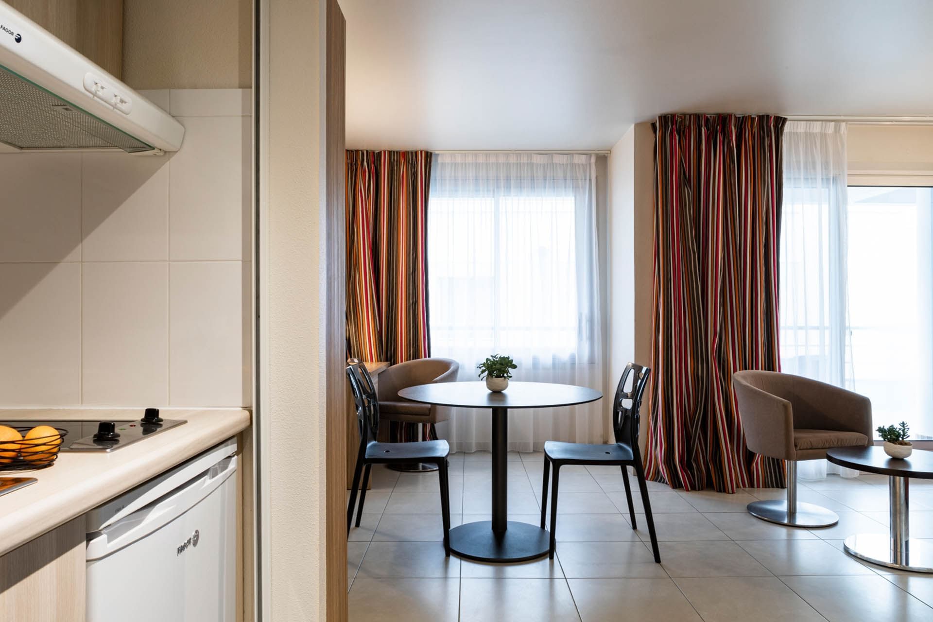 Kitchenette dans une chambre Junior à l'Escale Oceania Pornichet La Baule