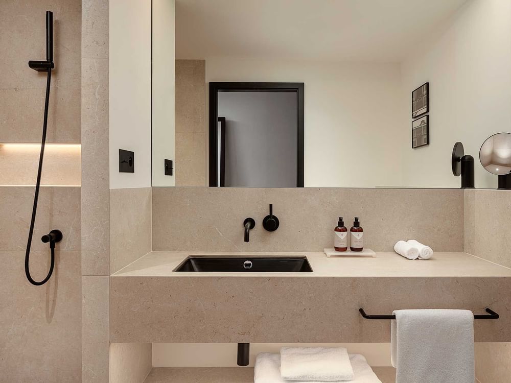 Badezimmer mit Waschbecken, Almanac X Alcron Prag