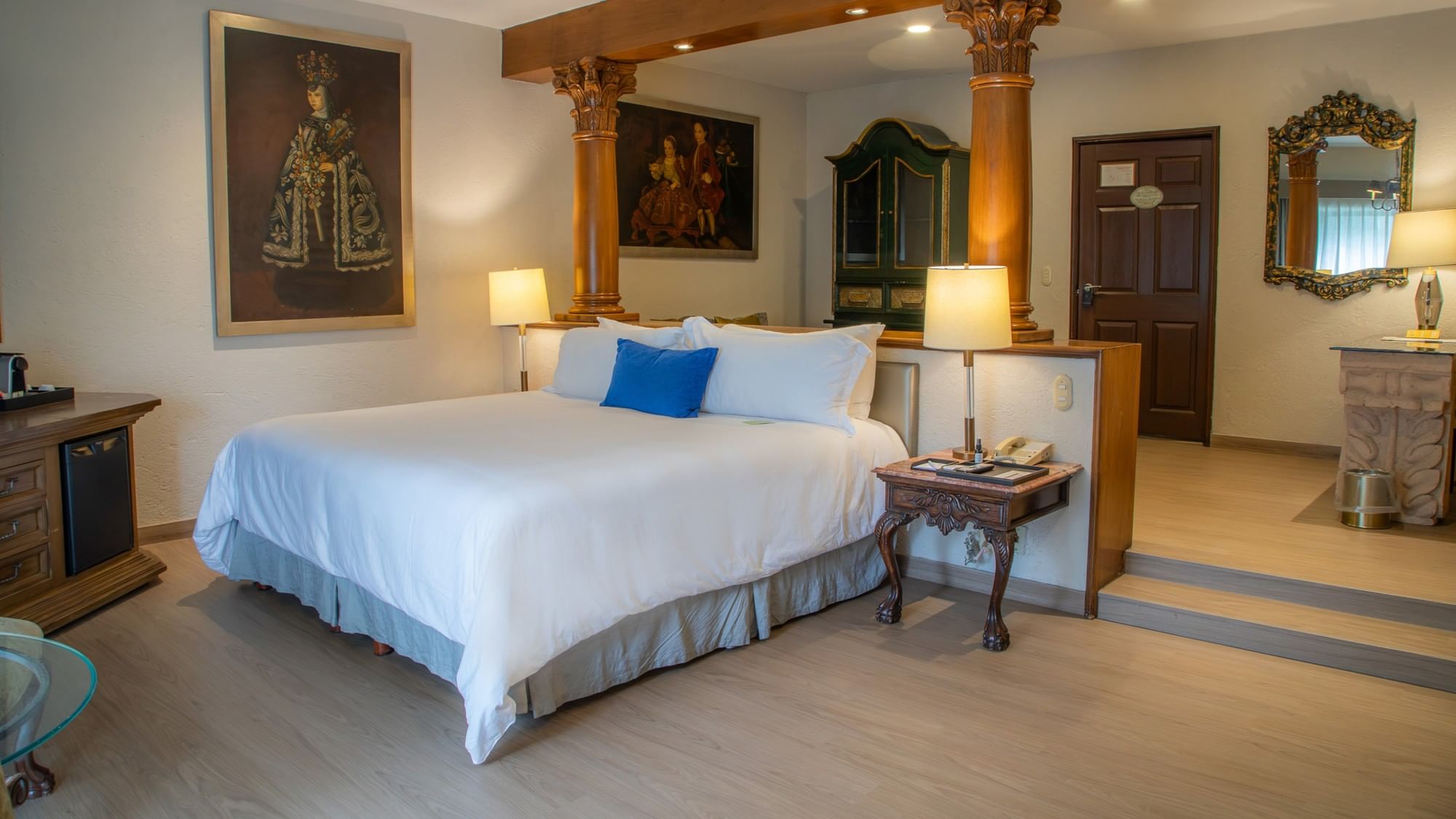 Suite Gobernador King con cama king, columnas decorativas y arte colonial en Quinta Real Guadalajara