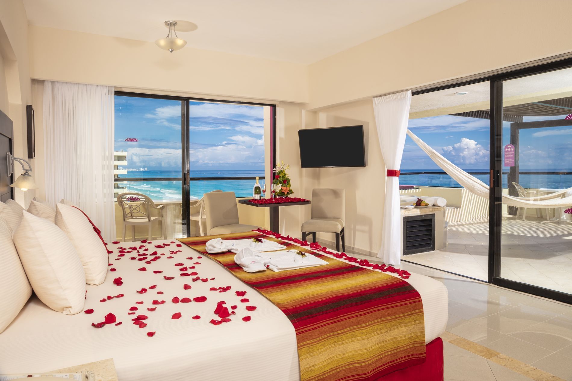 Rooms in Cancun | All Inclusive Resort Crown Paradise Club