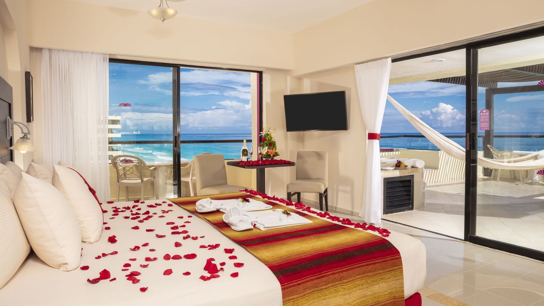 Honeymoon Suites Crown Paradise Club Cancun