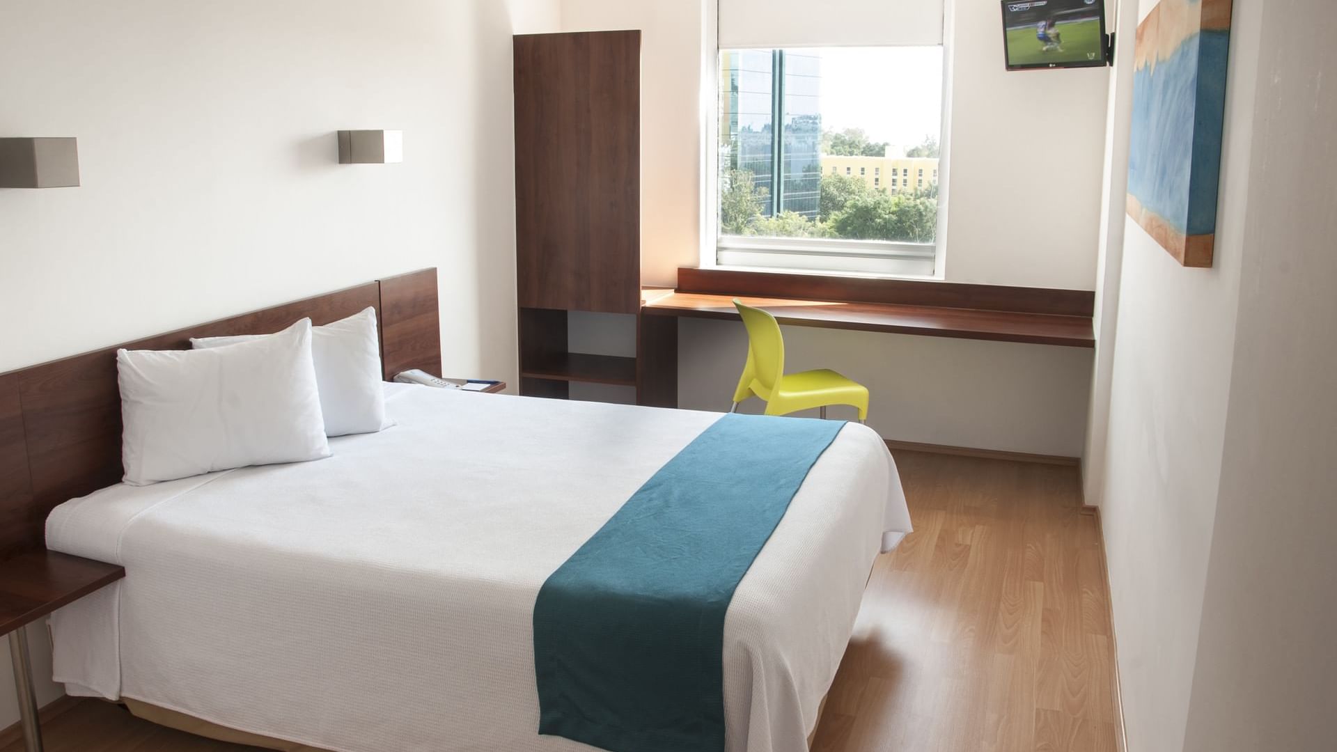 King bed in the Superior Queen Room at One Xalapa Las Ánimas