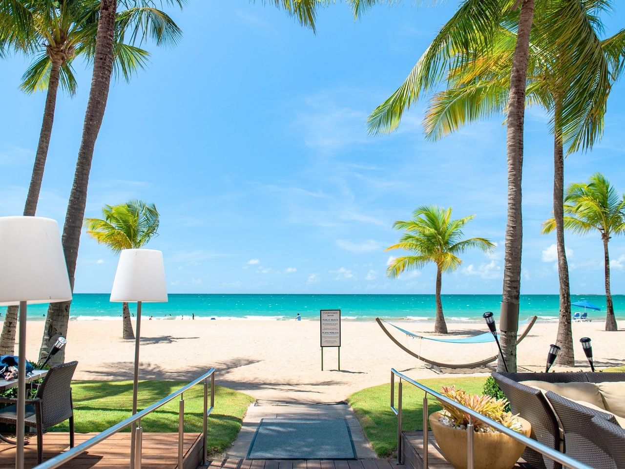 Terraza exterior con acceso directo a la playa en un día soleado