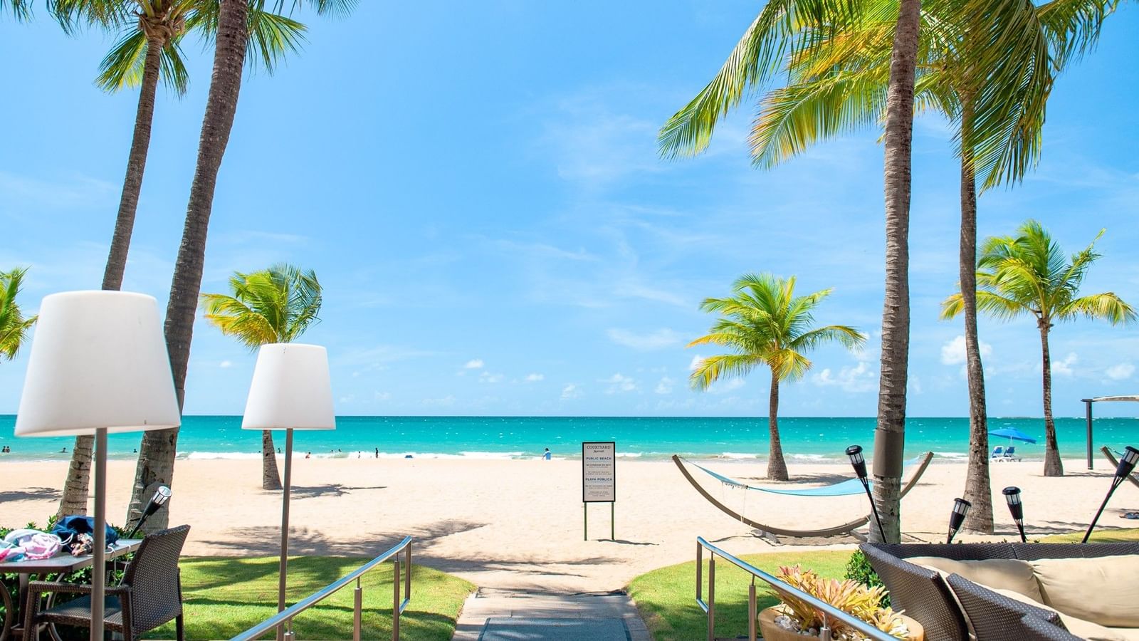 Terraza exterior con acceso directo a la playa en un día soleado