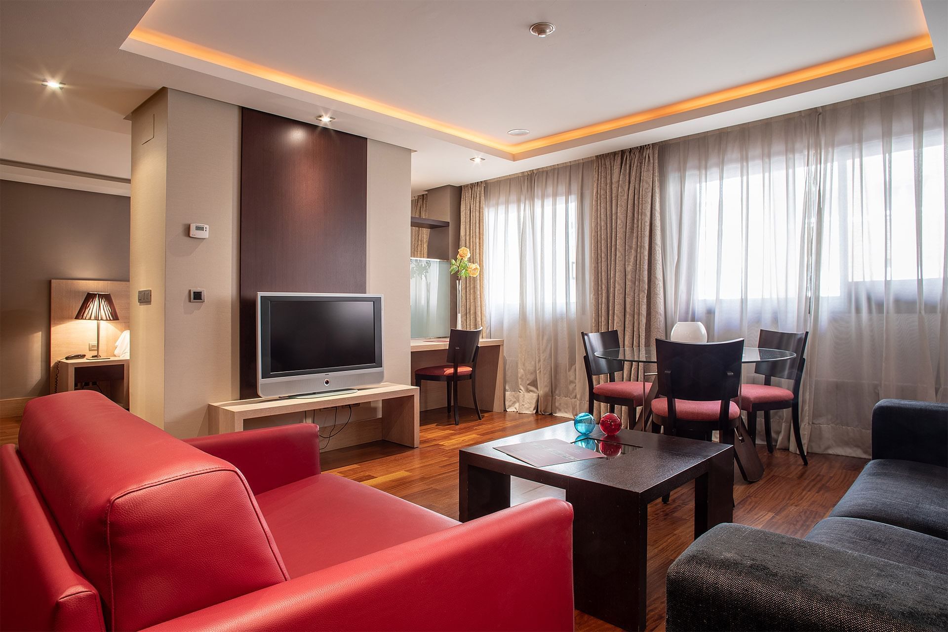 Superior Studio living room area at Washington Parquesol Hotel