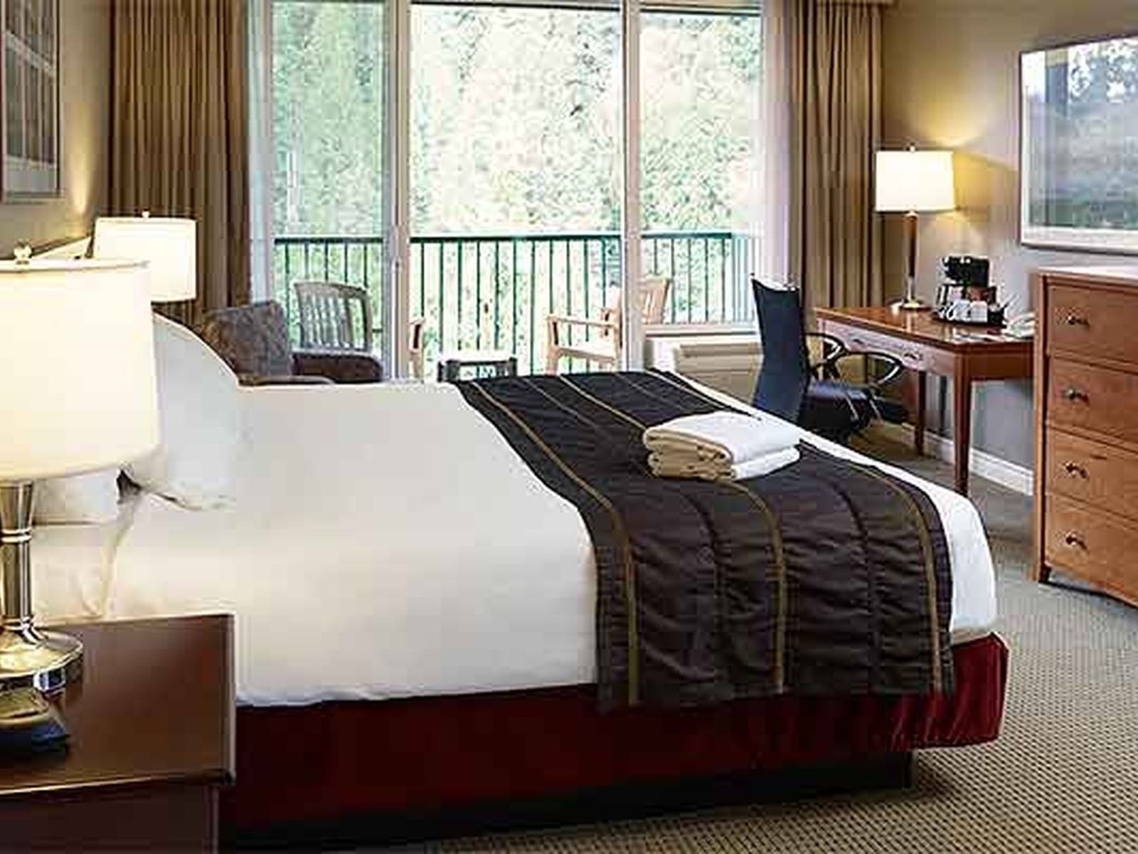 West Tower: Executive Lake View One Bed with working area at Harrison Hot Springs Resort