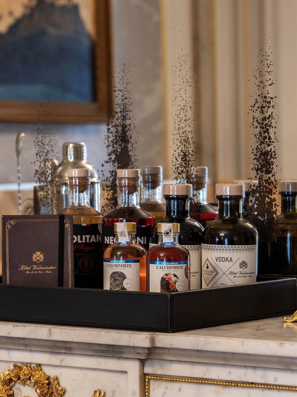 La chambre de la suite « Duke of Westminster », élégamment décorée, à l'Hôtel Westminster Paris.