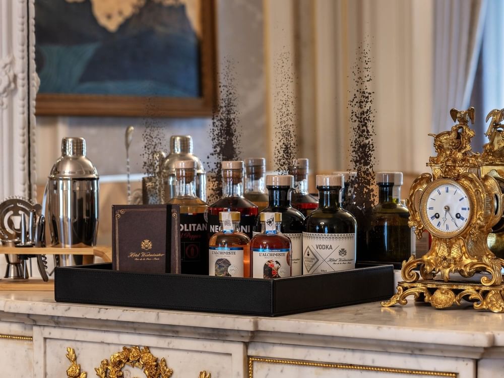 La chambre de la suite « Duke of Westminster », élégamment décorée, à l'Hôtel Westminster Paris.