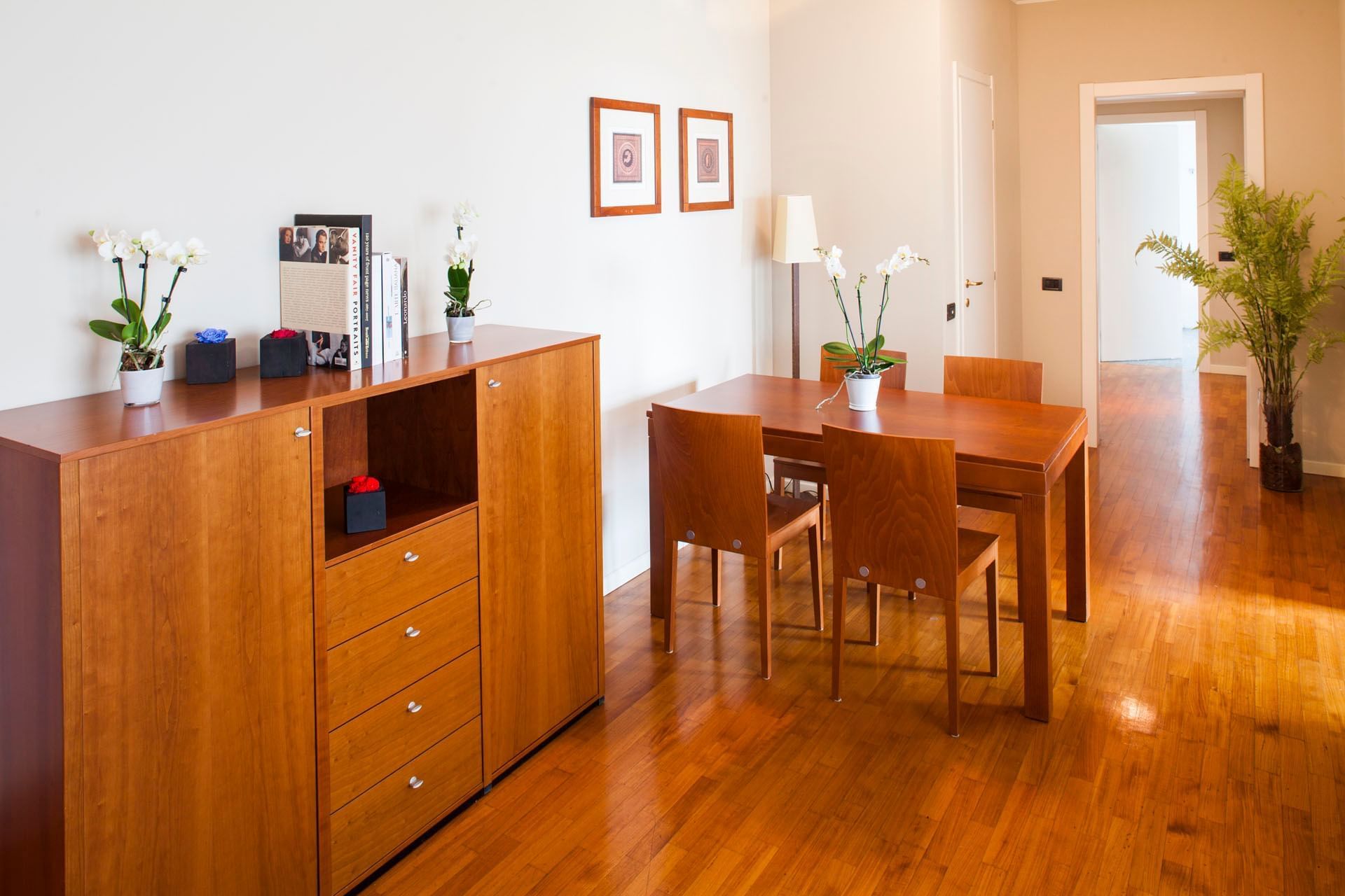 Panoramica del soggiorno con tavolo e sedie del family flat al Cosmo Hotel Residence