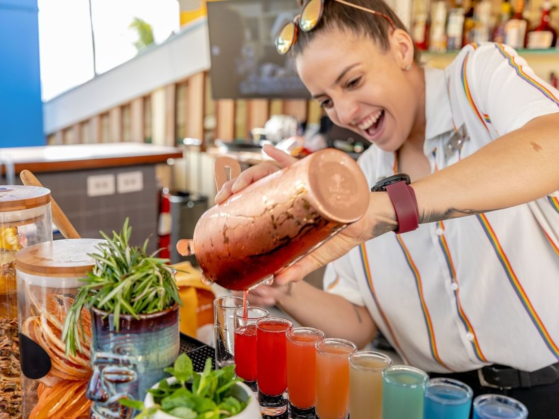 A girl making drinks in Horizons Lounge at Amsterdam Manor
