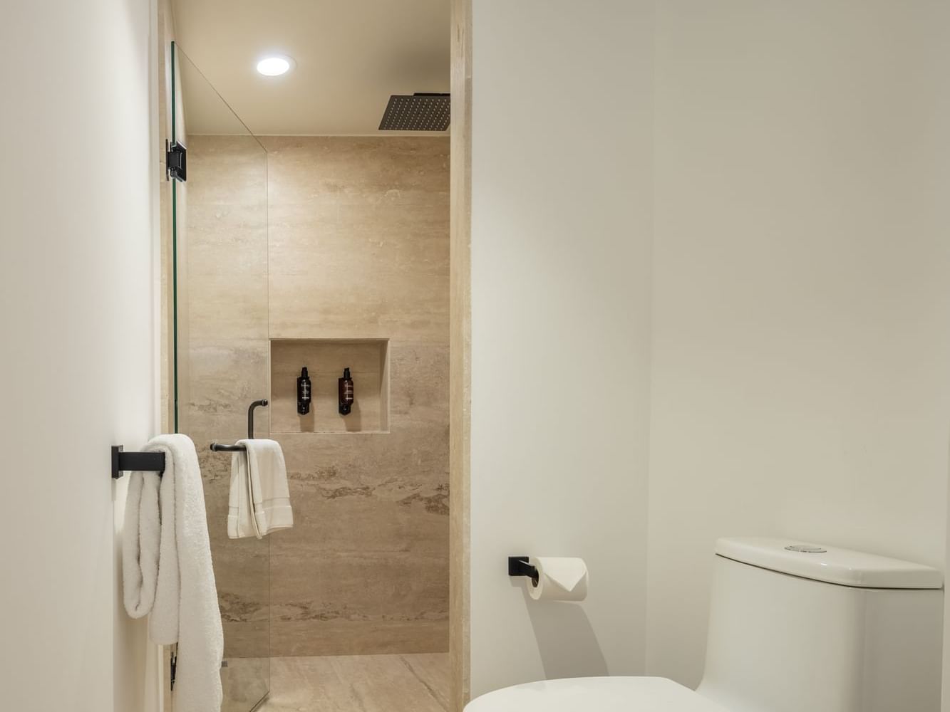 Clean modern bathroom with shower and toilet at Elements by Marquis in Ciudad de México.