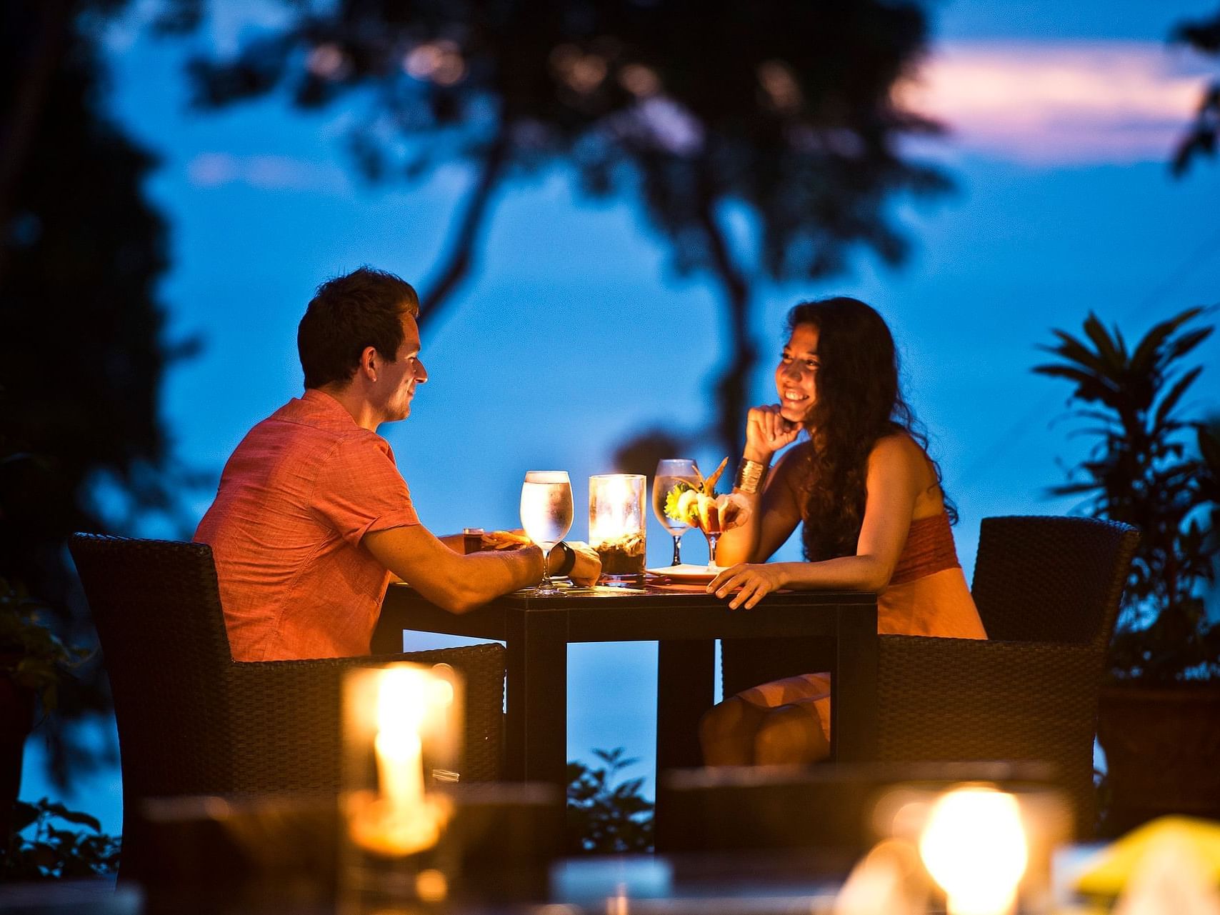 Pareja disfrutando de una cena a la luz de las velas con vista al océano en Los Altos Resort