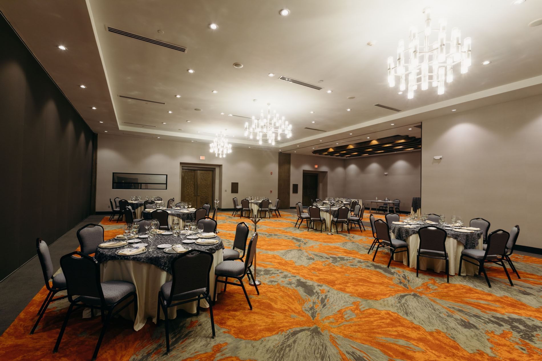 Round banquet tables arranged in Araiza Hall at Araiza San Luis