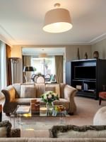 Élégant salon de la suite présidentielle du Warwick Champs-Élysées à Paris.