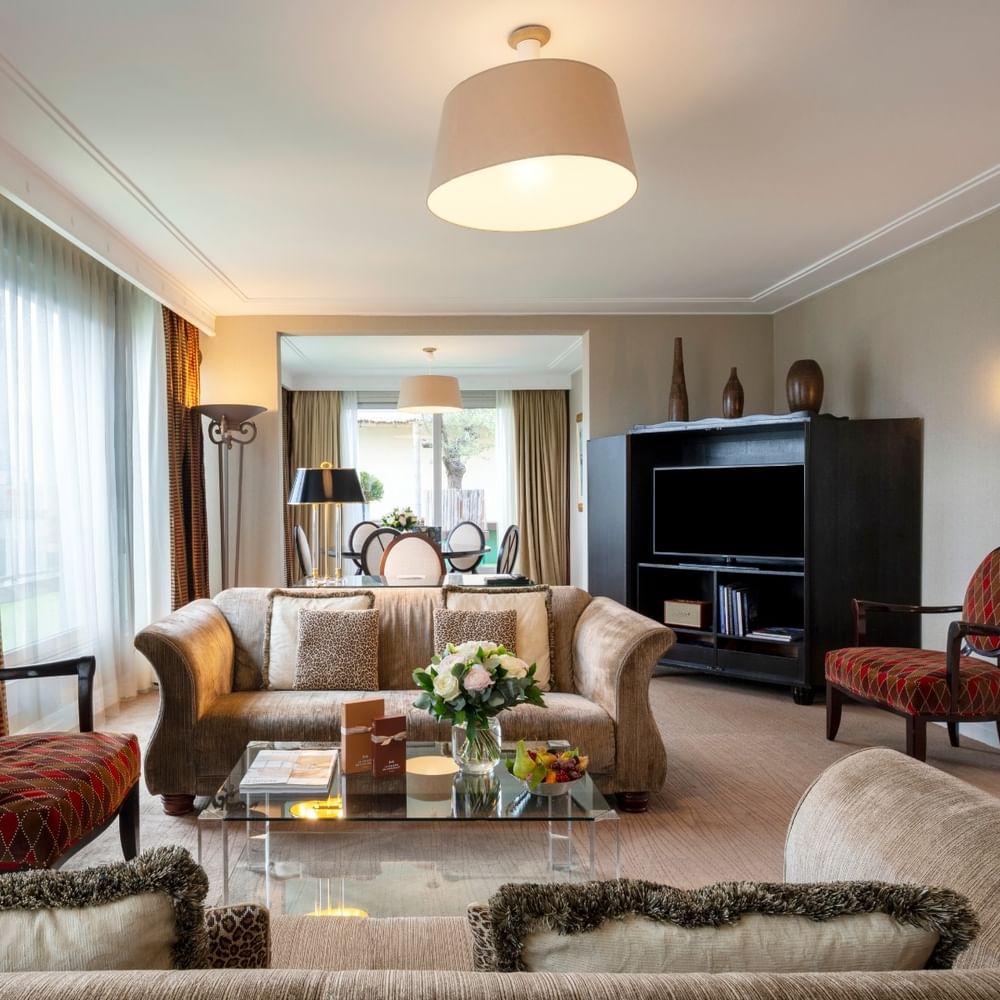 Élégant salon de la suite présidentielle du Warwick Champs-Élysées à Paris.