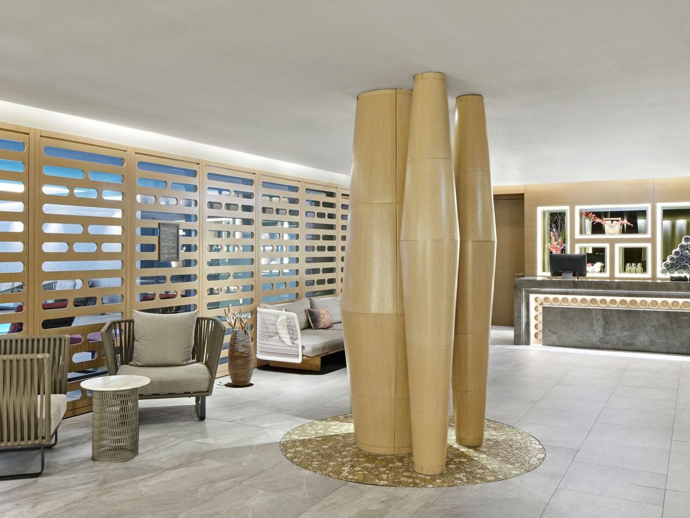 Elegante Lobby mit Sitzbereich, Rezeption und stilvollen Säulen – Titanic Chaussee Berlin.