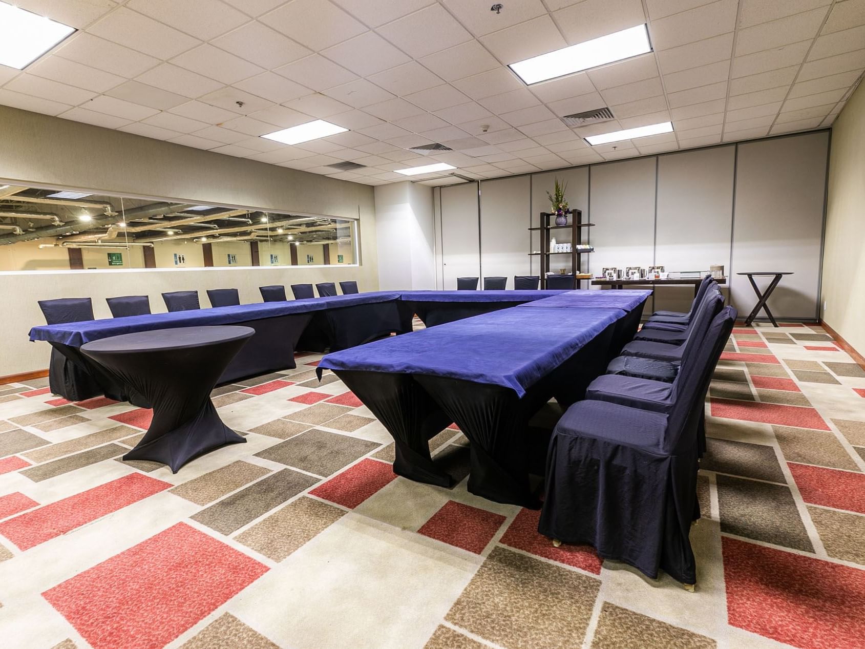 U-shaped table set-up in Meeting Room at Mundo Imperial