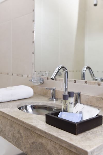Baño con artículos de lavado en suites en Argenta belgrano