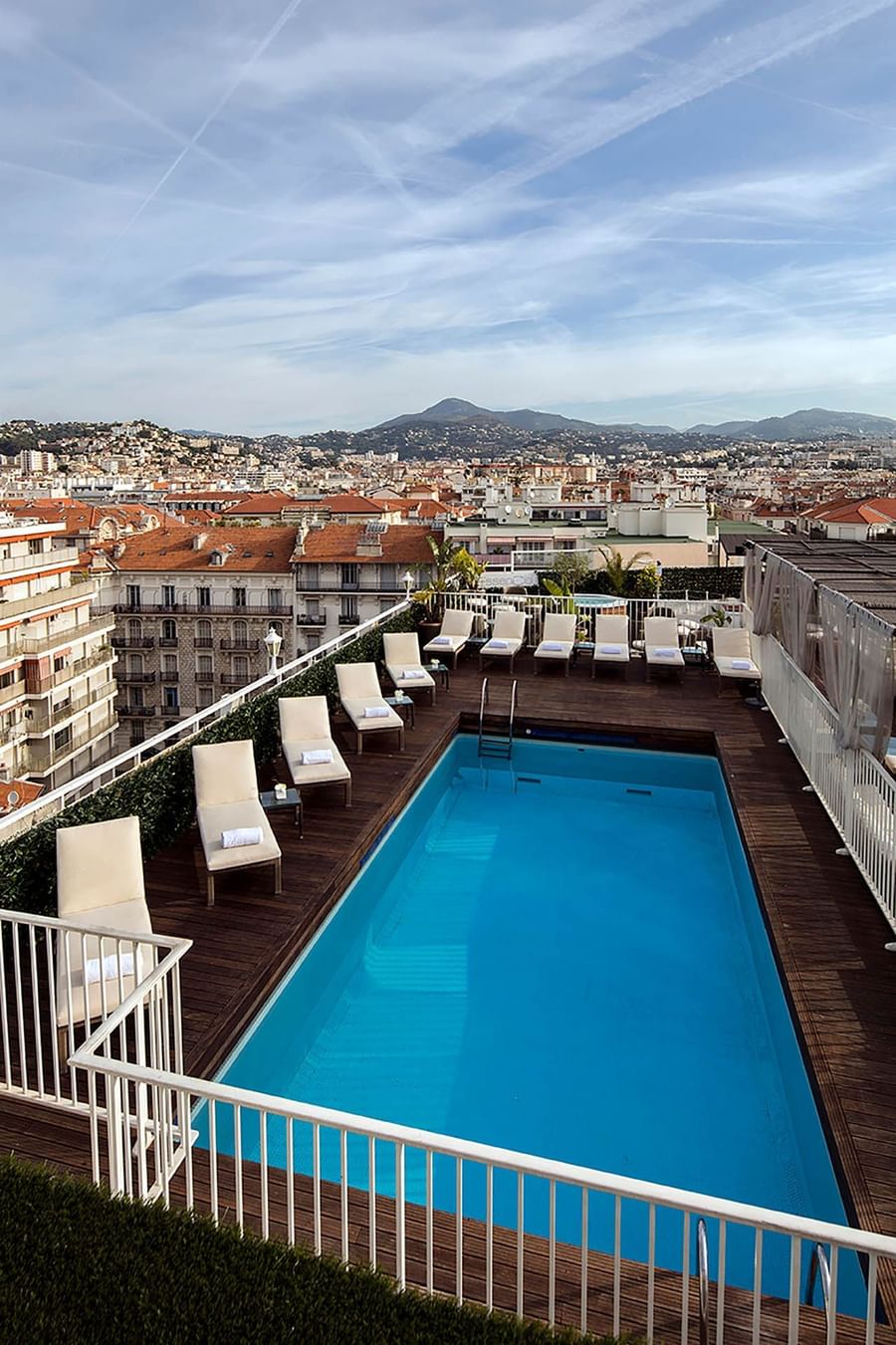 Piscine sur le toit avec chaises longues au Splendid Hotel & Spa de Nice