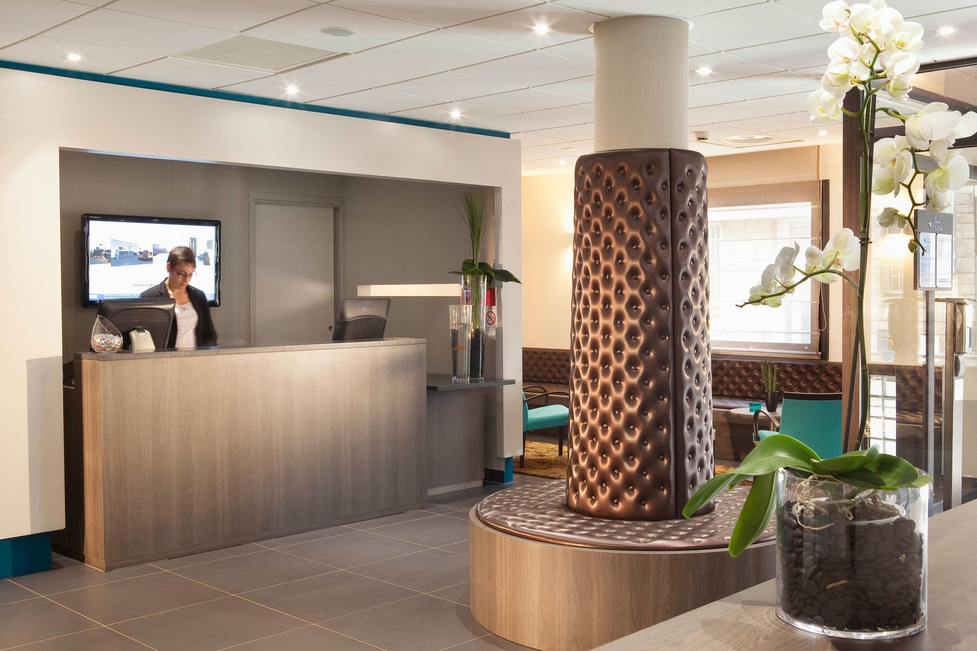 Réceptionniste travaillant à l'Escale Oceania Quimper