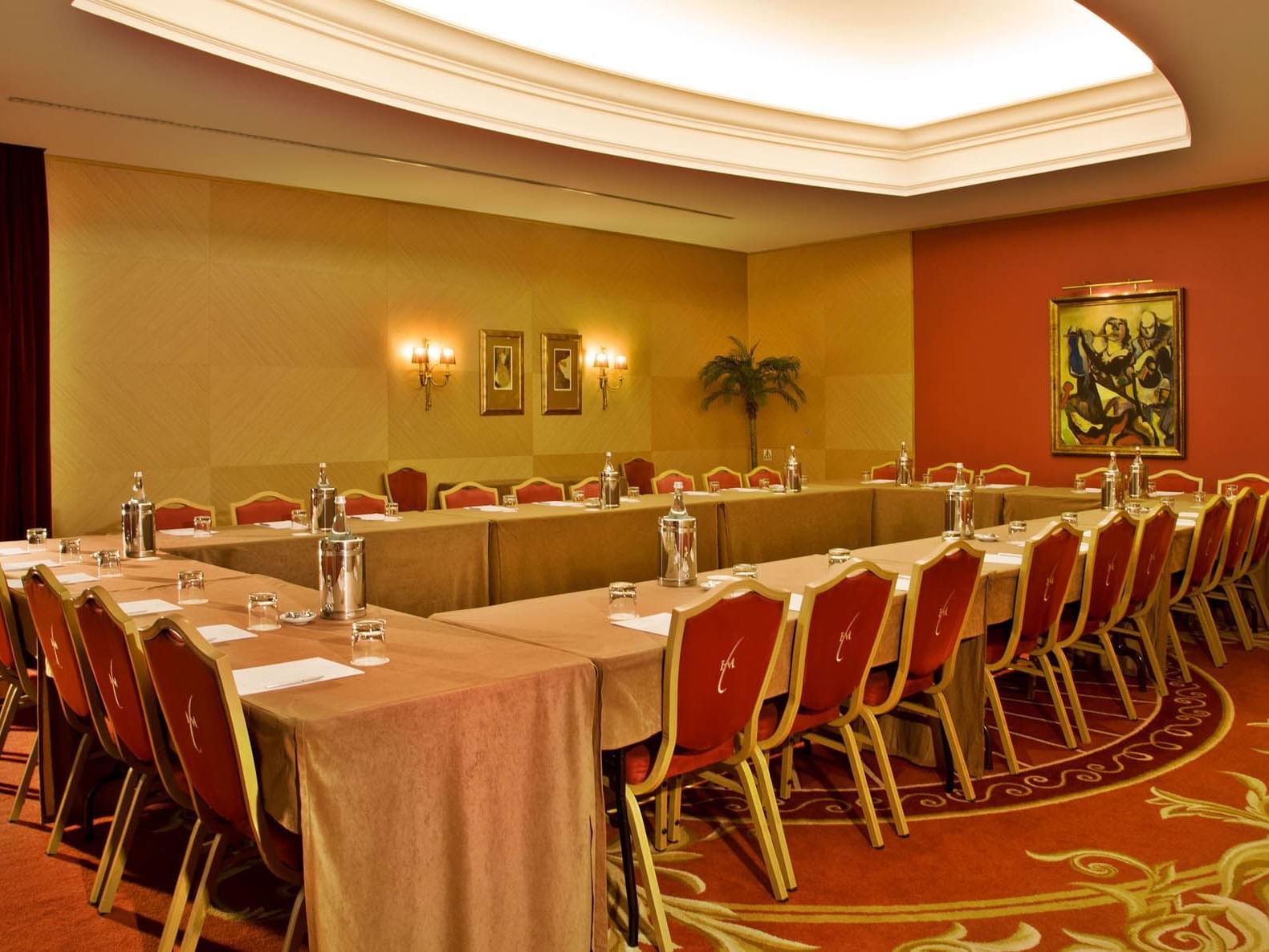 Room with tables arranged in cube at Hotel Cascais Miragem