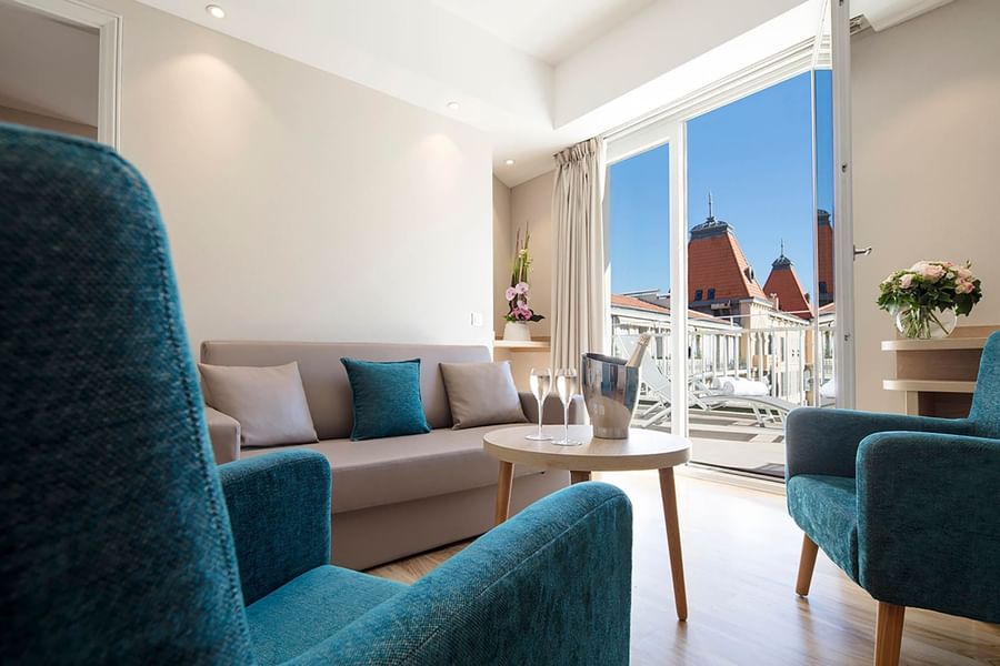 Coin salon avec un canapé confortable dans une chambre du Splendid Hotel & Spa Nice