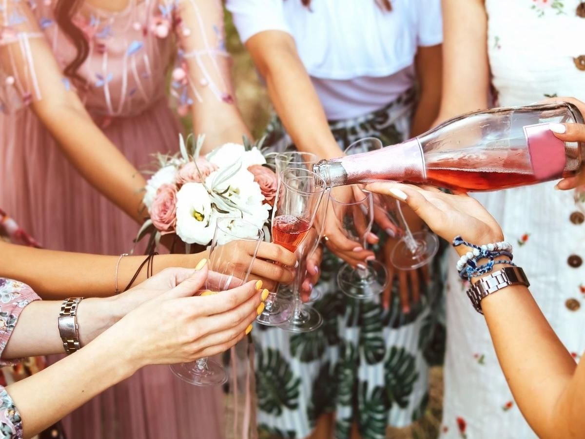 Niñas brindando con vino en una fiesta en Grand Fiesta Americana