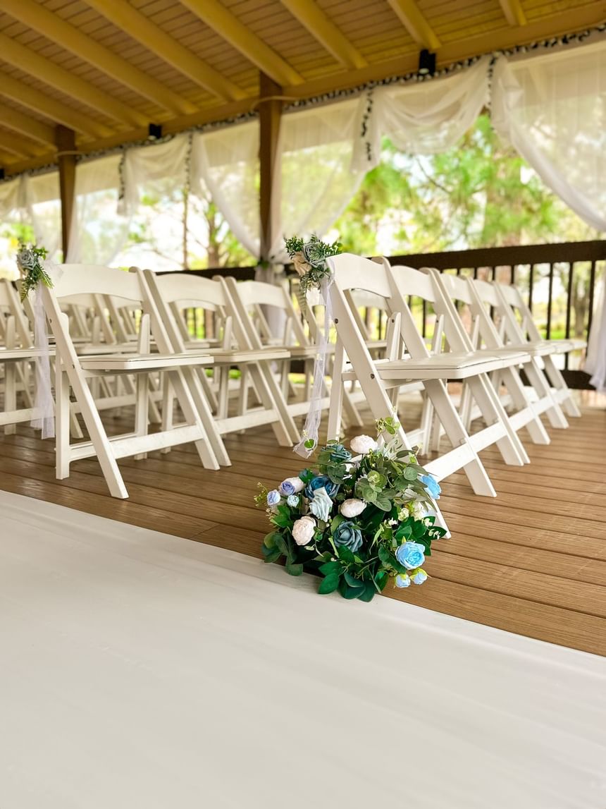 Outdoor wedding ceremony at Rosen Inn Lake Buena Vista