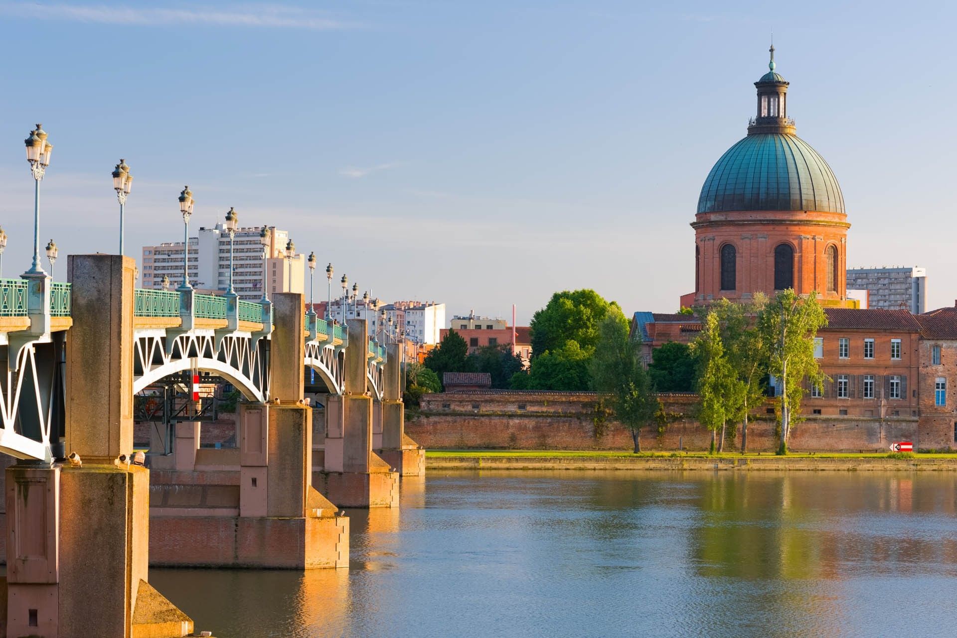 Saint-Pierre Bridge stretching across the Garonne River toward La Grave dome near ResidHotel Toulouse Centre