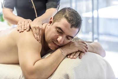 Man having a massage at Nirvana Spa at Diez Hotel Categoría