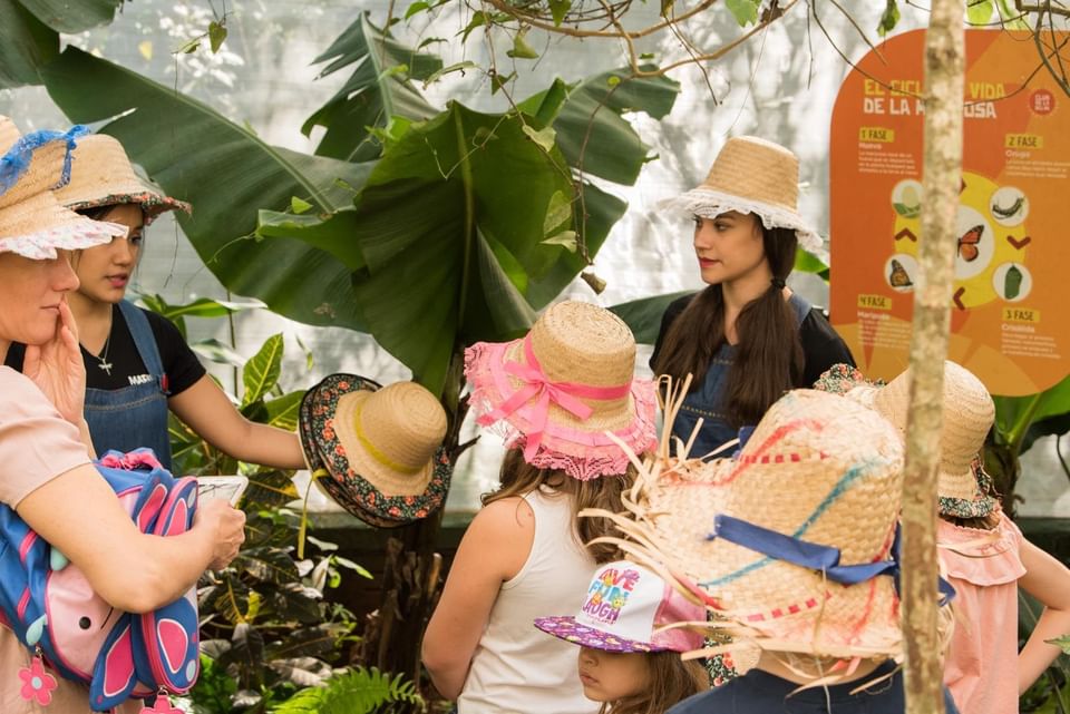 Guias turísticos femininos e crianças com chapéus no Iguazu Grand Resort