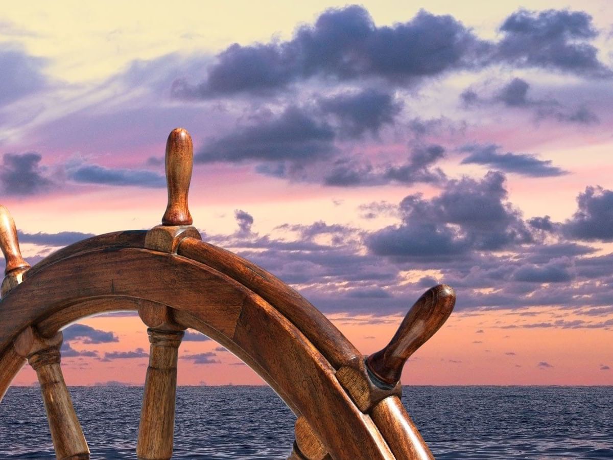 Un timón de barco en el Museo Naval cerca de FA Hotels & Resorts