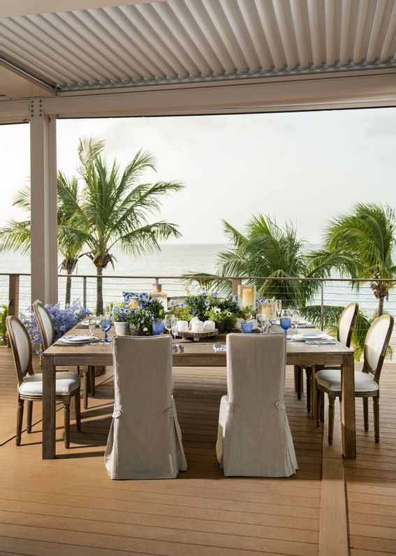 A Floral table decoration in Las Brisas at Isla Verde Weddings