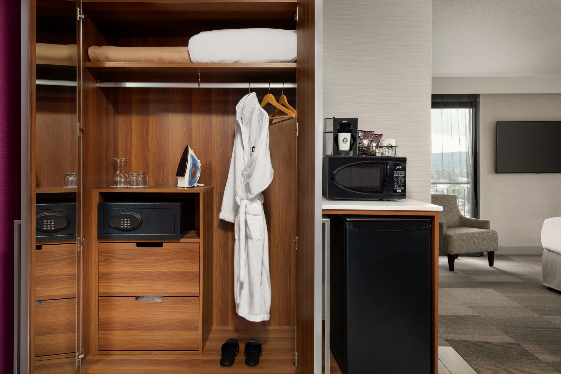 Coast Prince George Hotel by APA - Premium Soaker Junior Suite King(2)