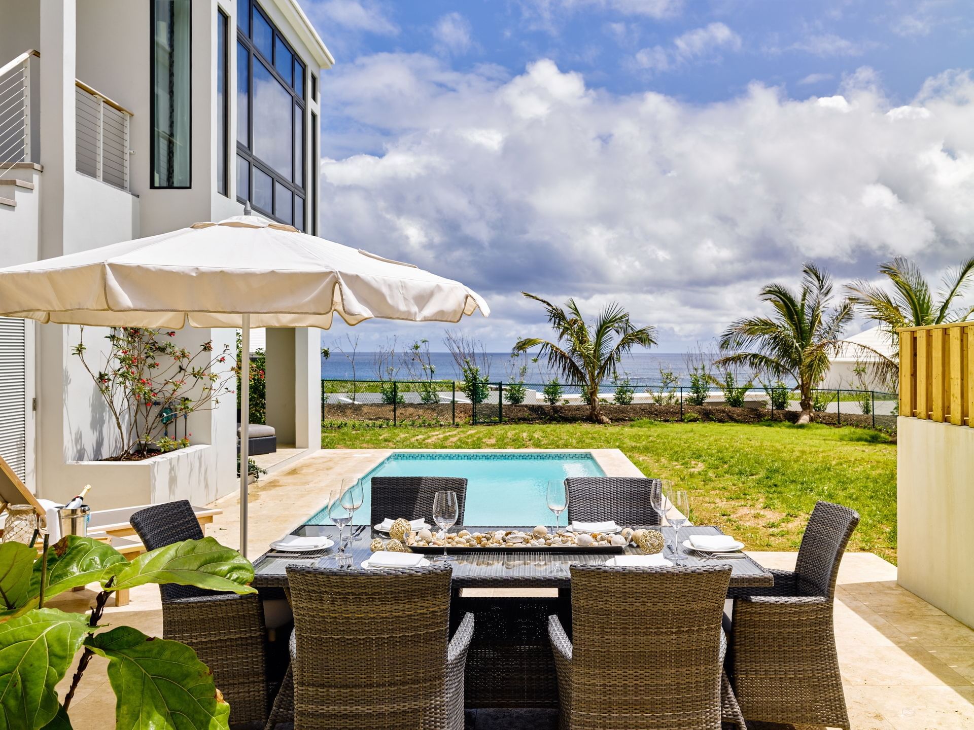 The Loren - Villa exterior dining