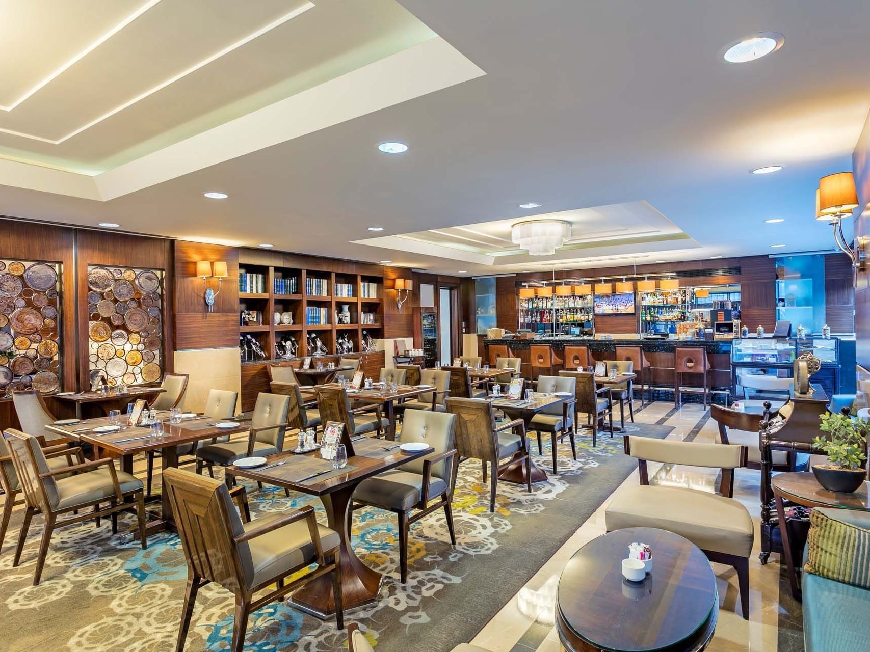 Titanic Port Bakırköy’deki Titanic Coffee, şık atmosferi ve dekoratif bar alanıyla seçkin bir restoran deneyimi sunar.