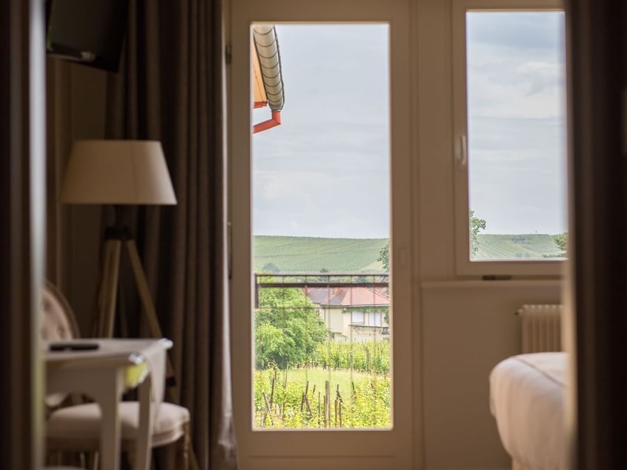 Chambre Privilège with open window at Originals Le Kastelberg