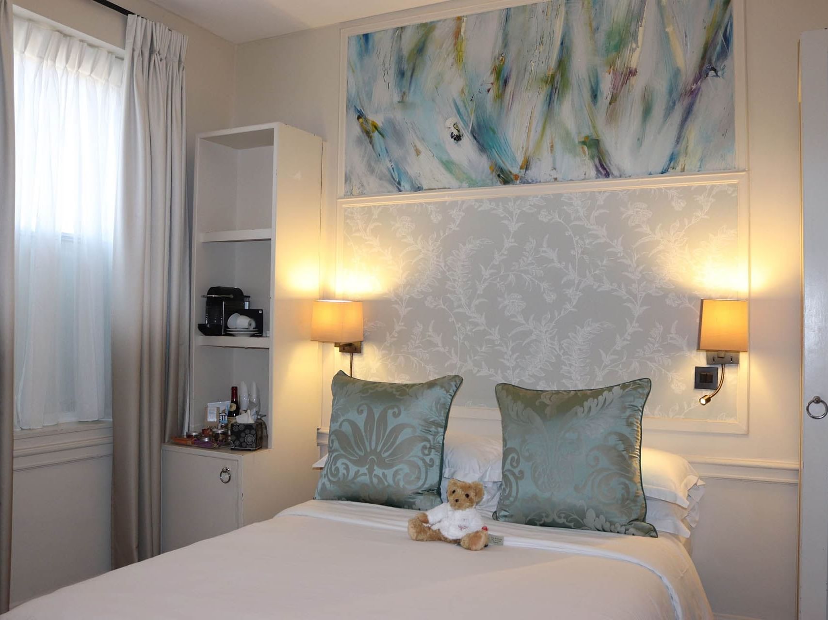 Small double room with a double bed at Sloane Square Hotel