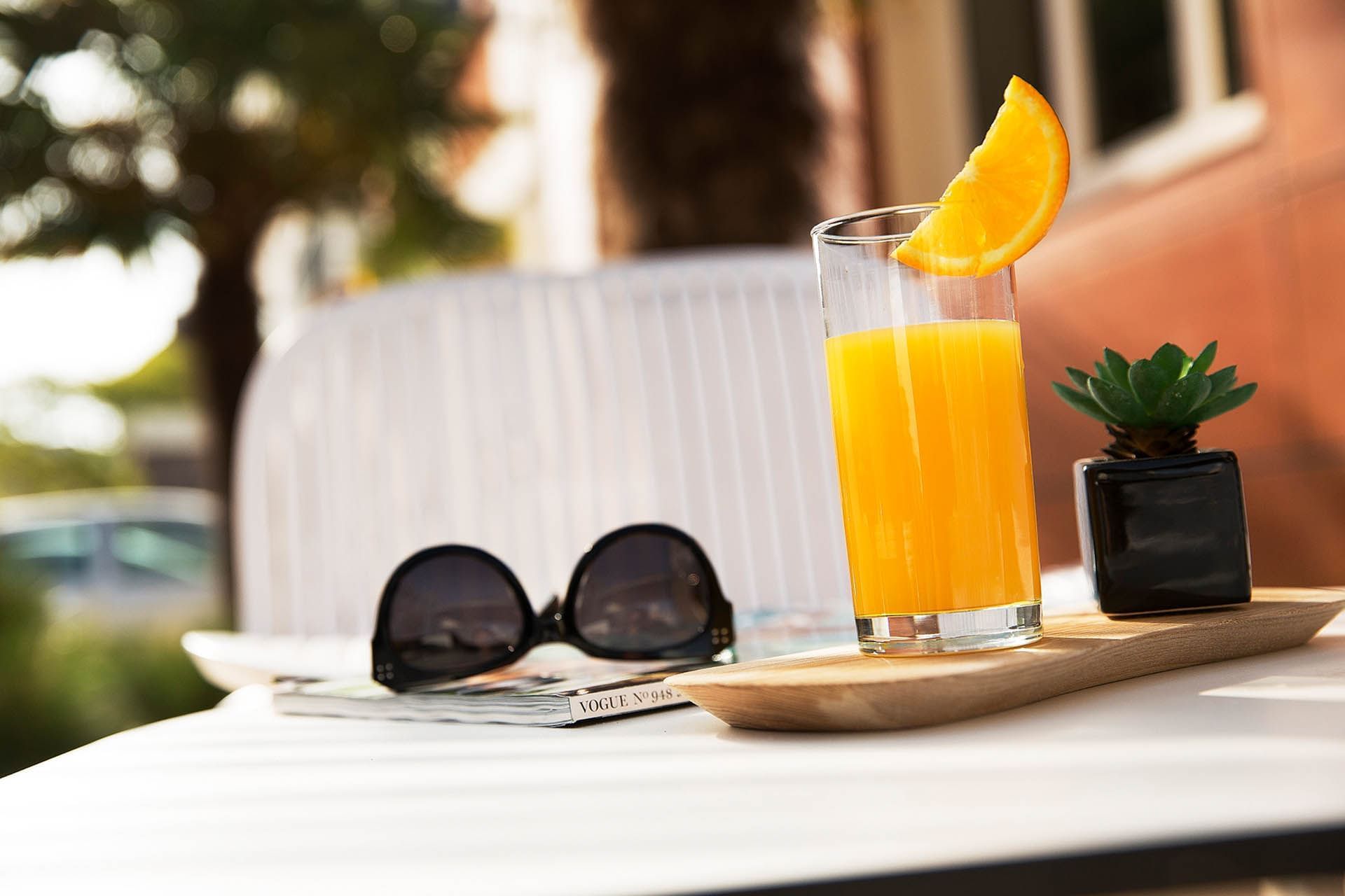 Lunettes de soleil et jus de fruits frais sur une table à l'Escale Oceania Lorient