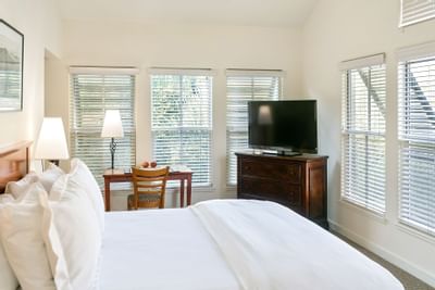 Southbridge suite with bed, desk and tv
