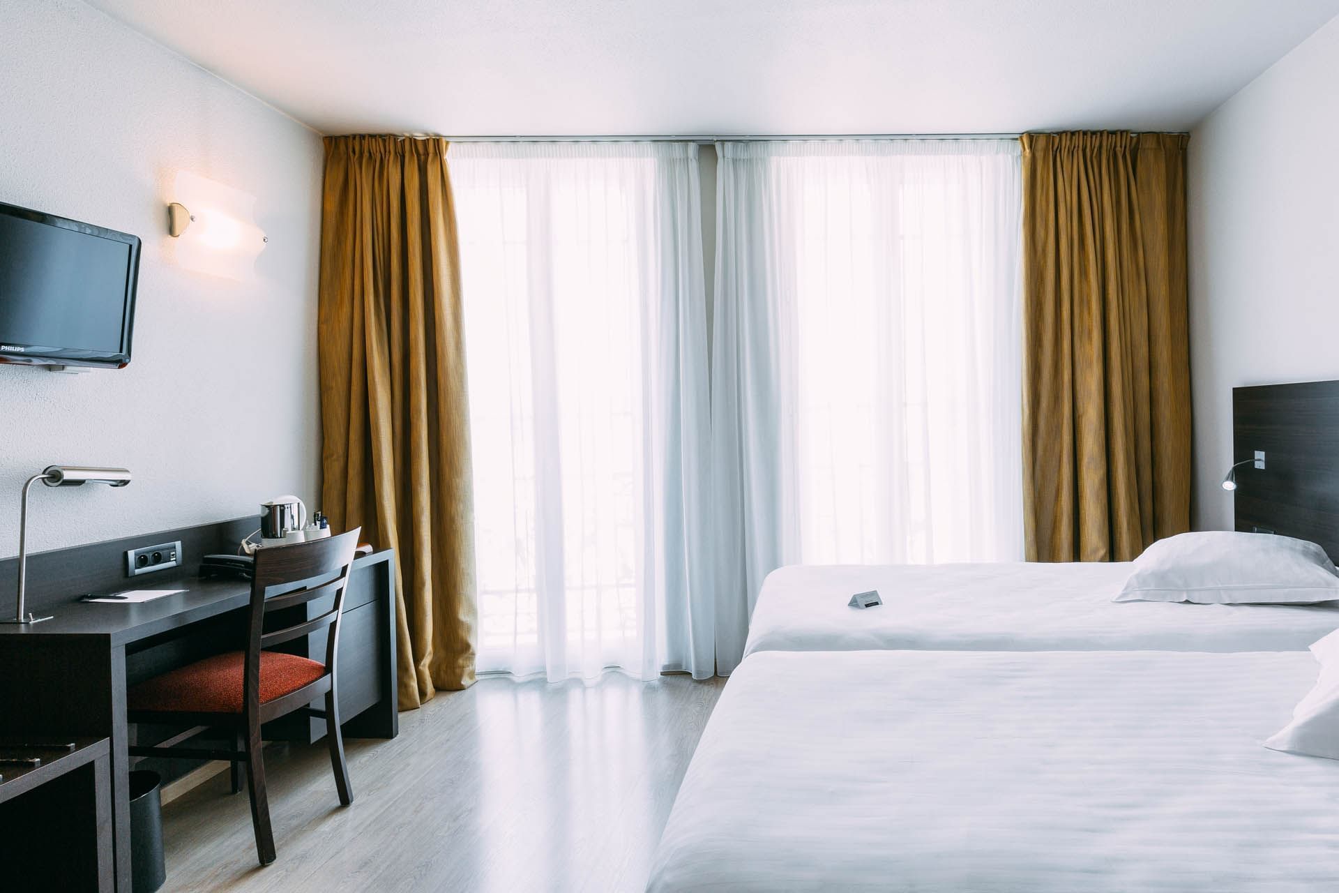 Lits et bureau dans une chambre double de luxe à l'Escale Oceania Marseille