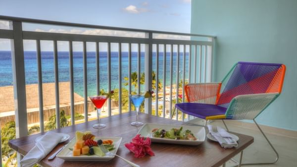 Frutas y cócteles servidos en el balcón de la suite familiar de FA Hotels