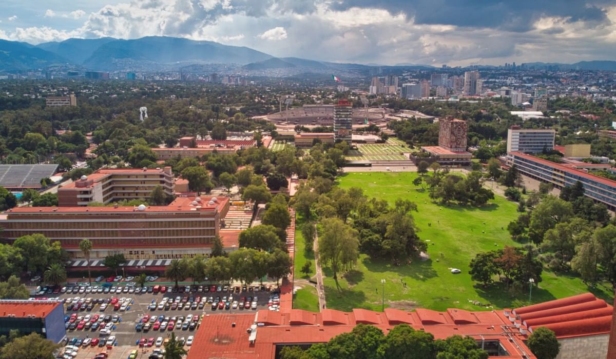 Vista del campus central de la UNAM cerca de Camino Real Hotels con el edificio de la rectoría a lo lejos
