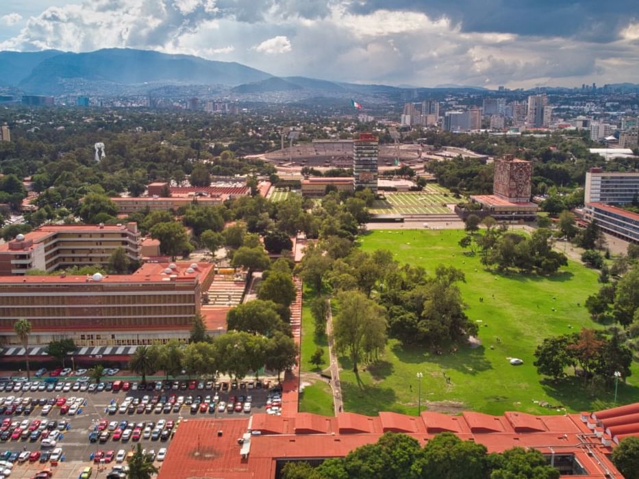 Vista aérea de un parque urbano, estadio y edificios cerca de Camino Real Hotels