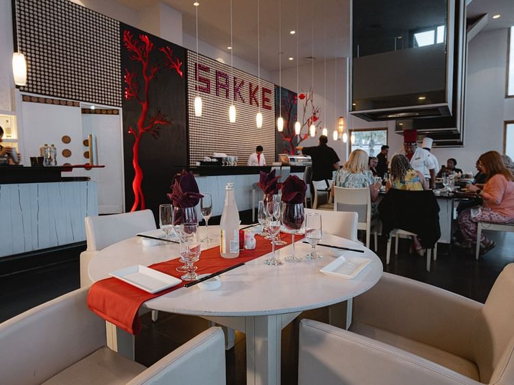 Comedor elegante con mesas y sillas en Sakke, parte de Marquis Los Cabos Resort & Spa en San José del Cabo.