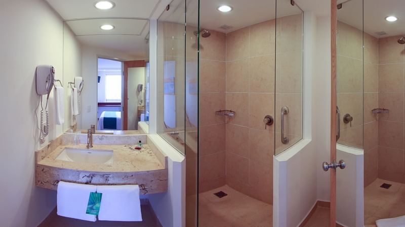 Bathroom interior in Superior Room at One Xalapa Las Ánimas