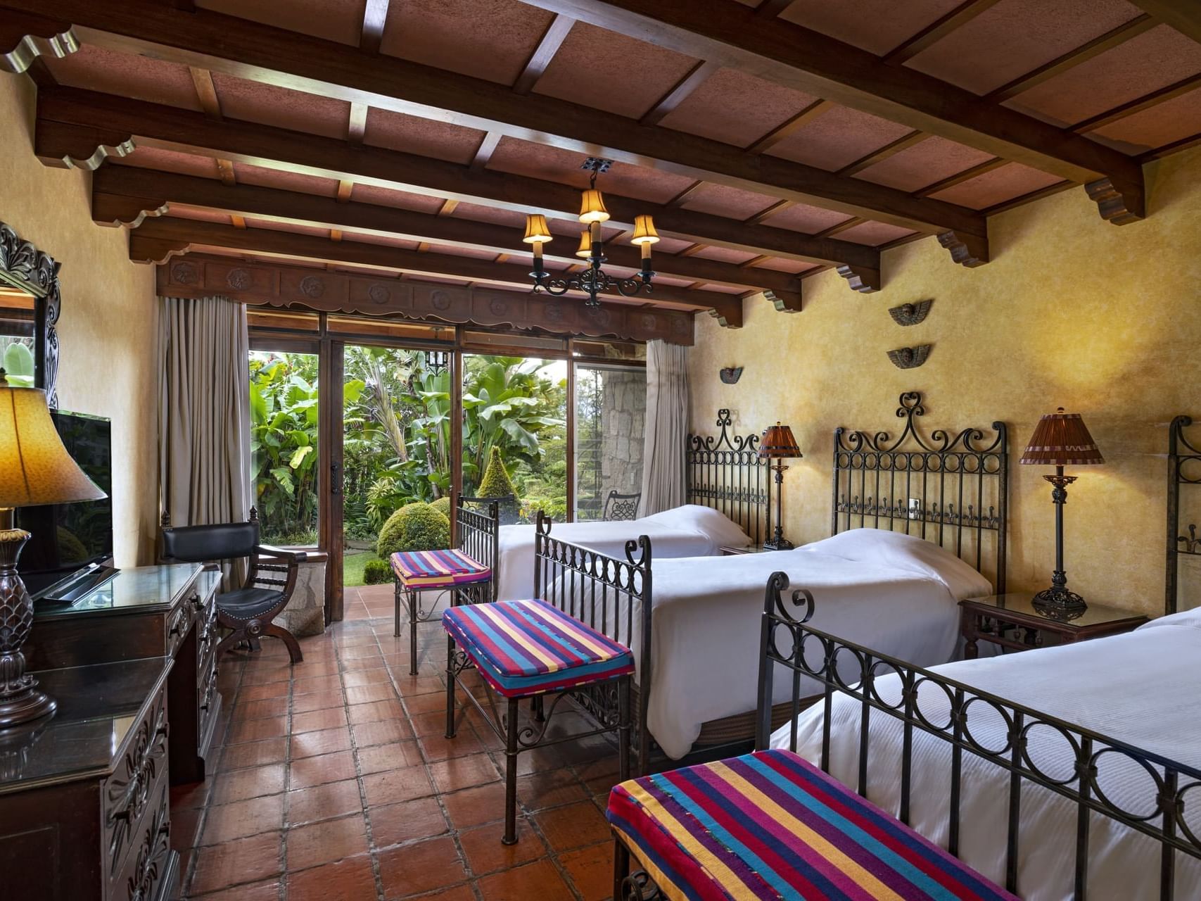 2 Beds & TV lounge area, Triple Room Garden View, Hotel Atitlan