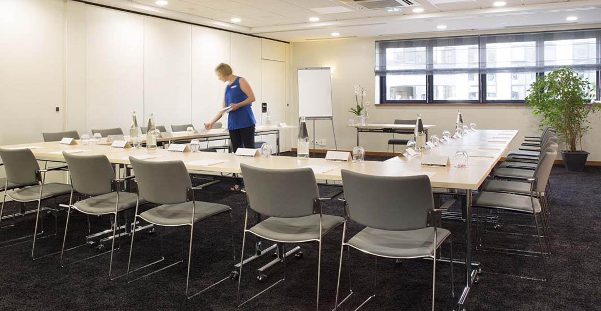 U-shaped meeting table in a Room at Oceania Rennes