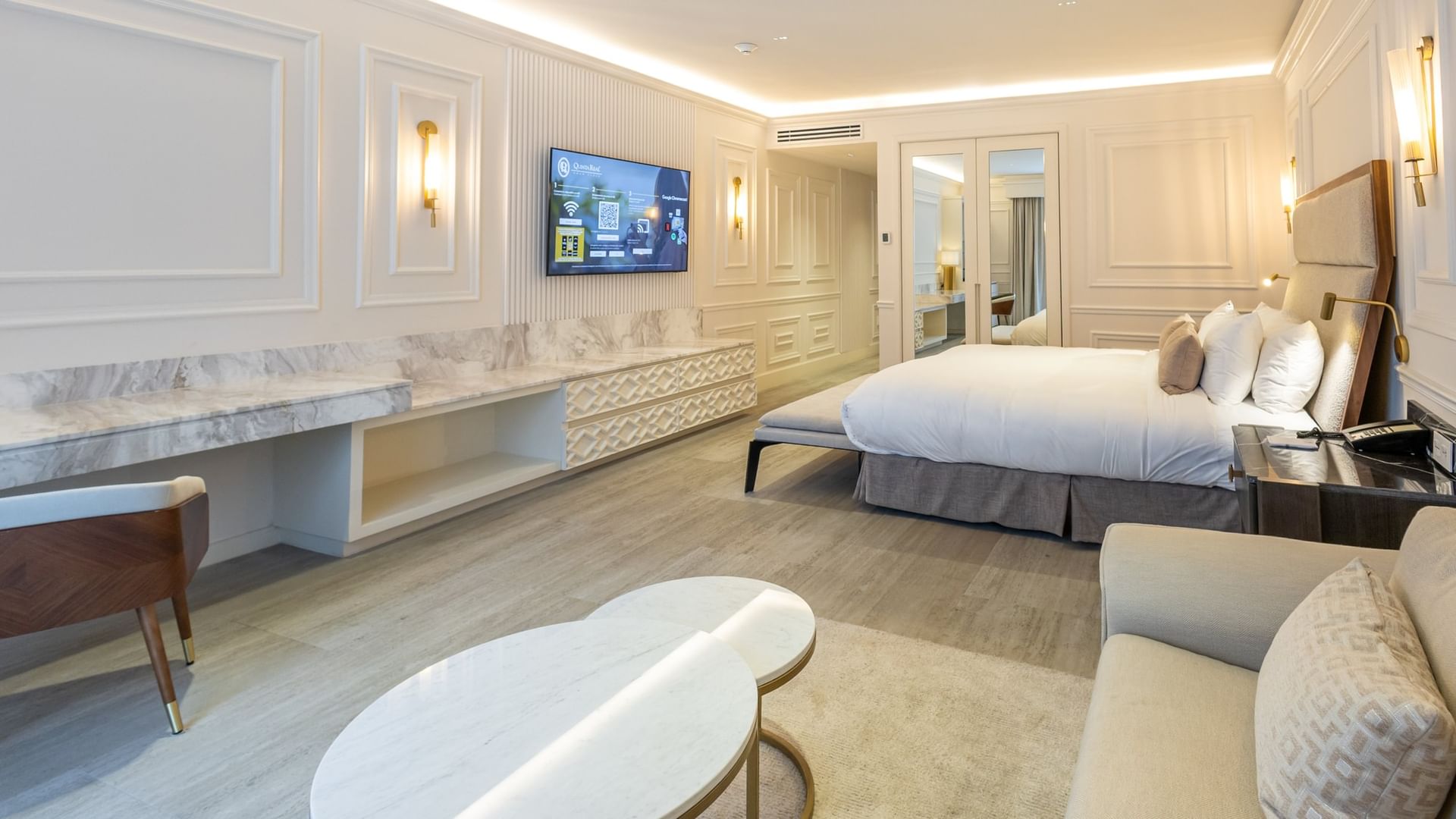 Spacious Suite Gran Clase Premium King with elegant furnishings and king bed at Quinta Real Monterrey.