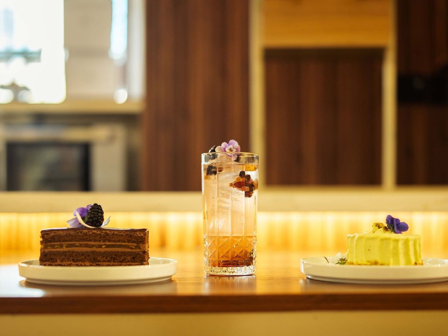 Plato de postre y bebida en Bellecour Bakery & Coffee en Heroica Puebla de Zaragoza, Quinta Real Puebla